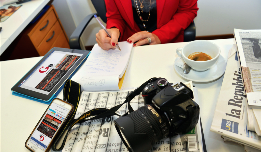 I giornalisti sui social per promuoversi, la fotografia di due indagini in Italia e in America