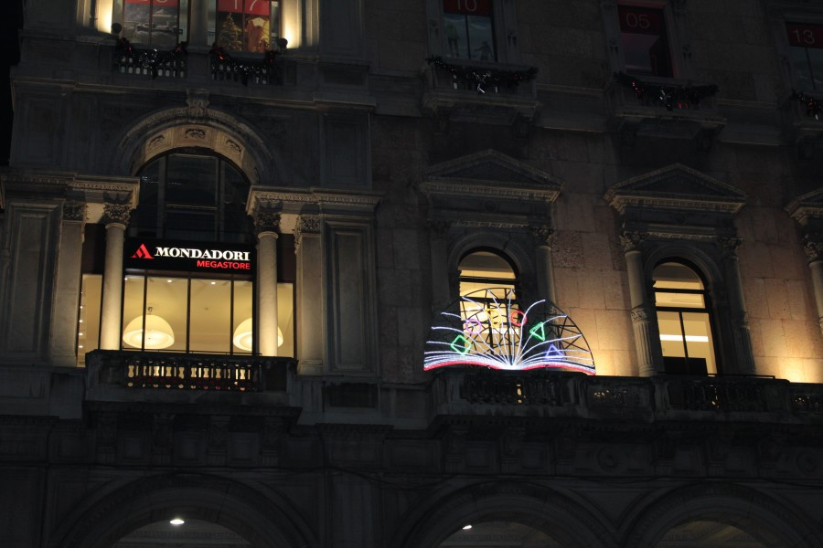 L’artista Marco Lodola firma l’installazione luminosa attivata al Mondadori Megastore di Milano