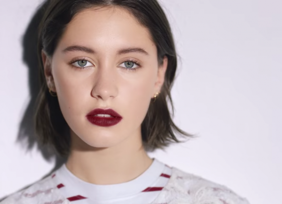Iris Law è il nuovo volto di Burberry Beauty