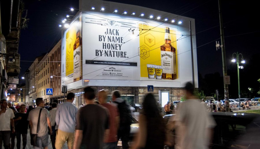Jack Daniel’s Tennessee Honey in esterna a Milano con  due maxi-affissioni