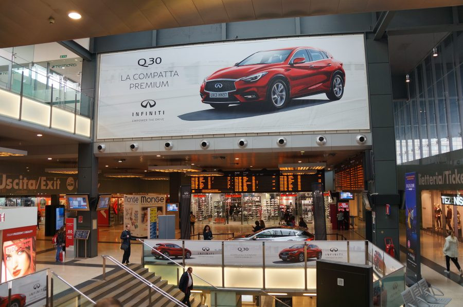 Infiniti promuove la nuova Q30 con una imponente decor station alla stazione Porta Garibaldi