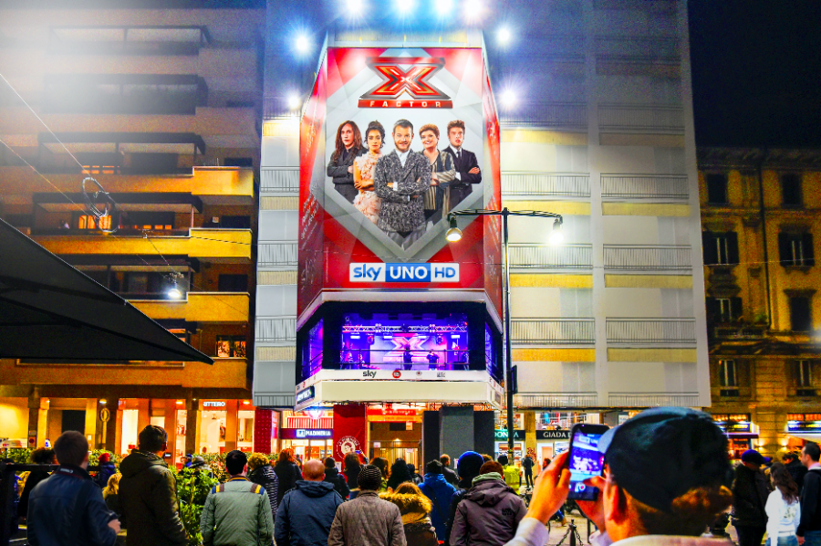 Kinetic e Urban Vision portano in scena la musica di X Factor 11 all’interno di un grande formato a Milano