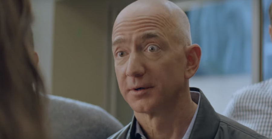 lancia un teaser del suo spot per il Super Bowl; realizzato anche un “cameo” di Jeff Bezos