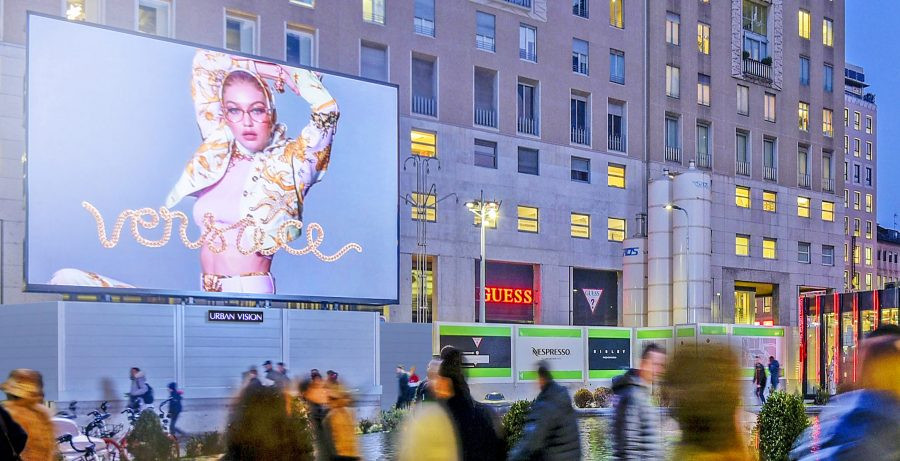 Urban Vision lancia i nuovi impianti digitali premium The Stage; e spicca una campagna dedicata a Versace, a Milano