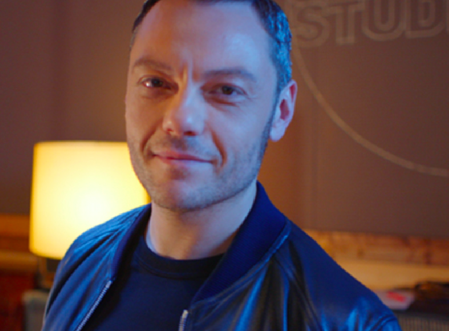 Tiziano Ferro è volto e voce nella nuova campagna di Vodafone; coordinamento di Team Red