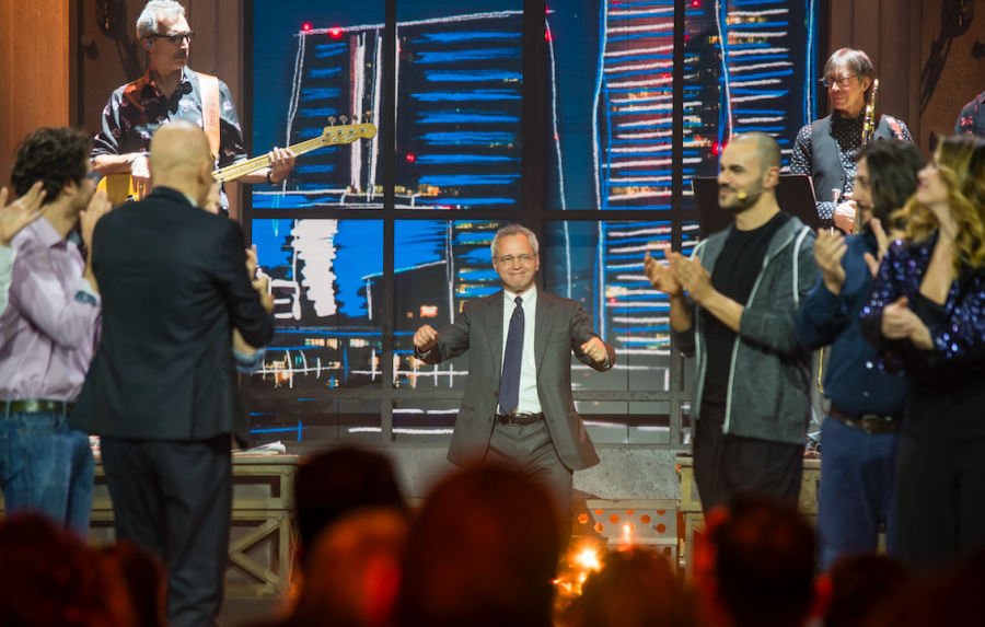 Su TV8 ha debuttato “Saturday Night Live”, Claudio Bisio alla conduzione