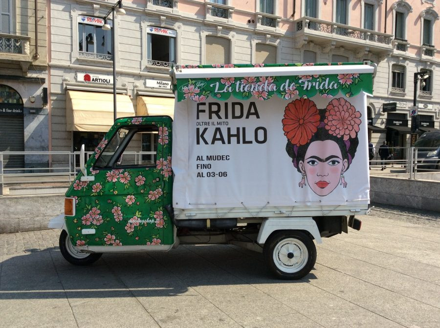 Per le strade di Milano si muove il primo bookshop ambulante “La tienda de Frida”