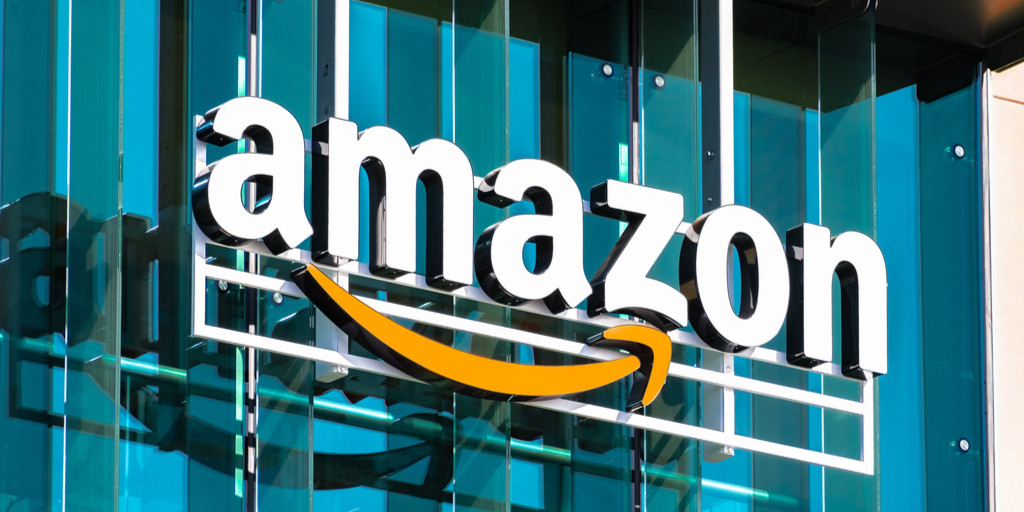 La corsa di Amazon verso il primato: forte spinta nei servizi cloud, aumento di prezzo per Prime e proposta musicale rafforzata