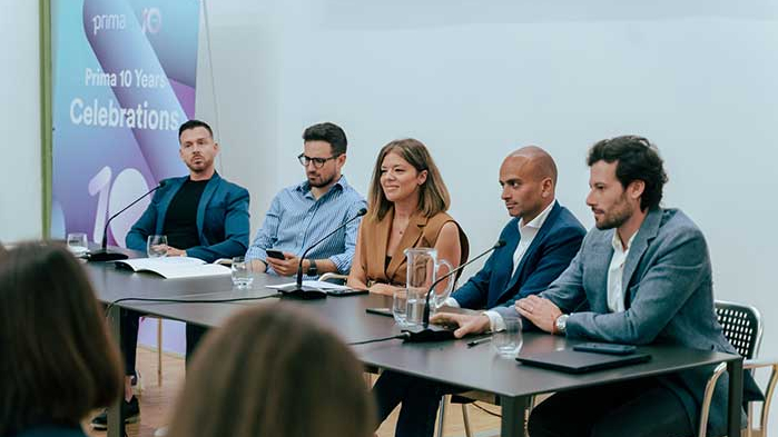 Prima Assicurazioni: celebra i 10 anni con un “Village” al Castello Sforzesco e adv ideata da TBWA-Italia dopo gara; il budget dei primi 10 mesi 2025 cresce del 18% a 6,6 milioni di euro