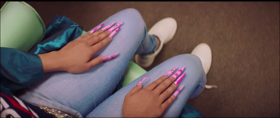 Cardi B e le sue incredibili unghie nella nuova campagna Reebok