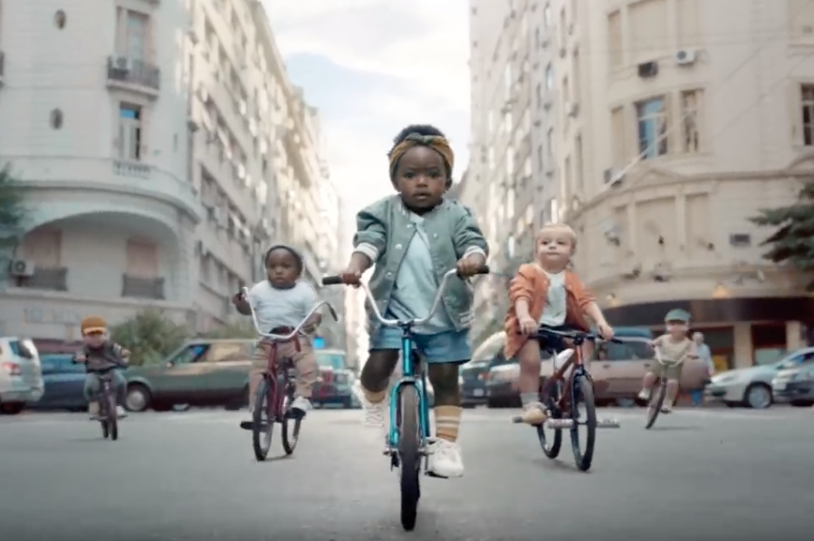 I bambini rapper protagonisti della nuova campagna Evian